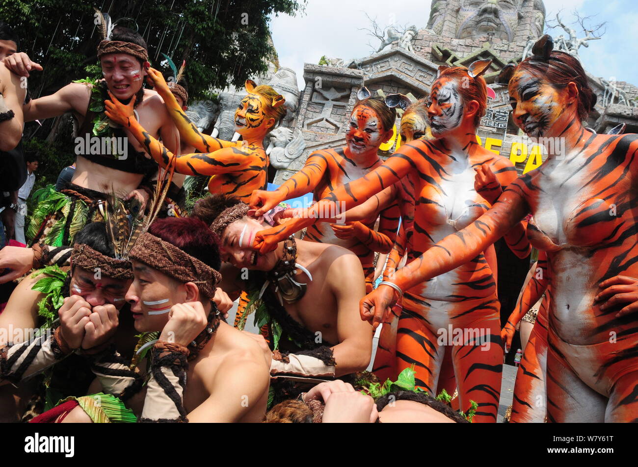 Les modèles chinois avec tiger peintures corporelles posent à Sanya Zoo couleur le jour de la femme dans la ville de Sanya, province de Hainan en Chine du Sud, 8 mars 2017. Un groupe Banque D'Images
