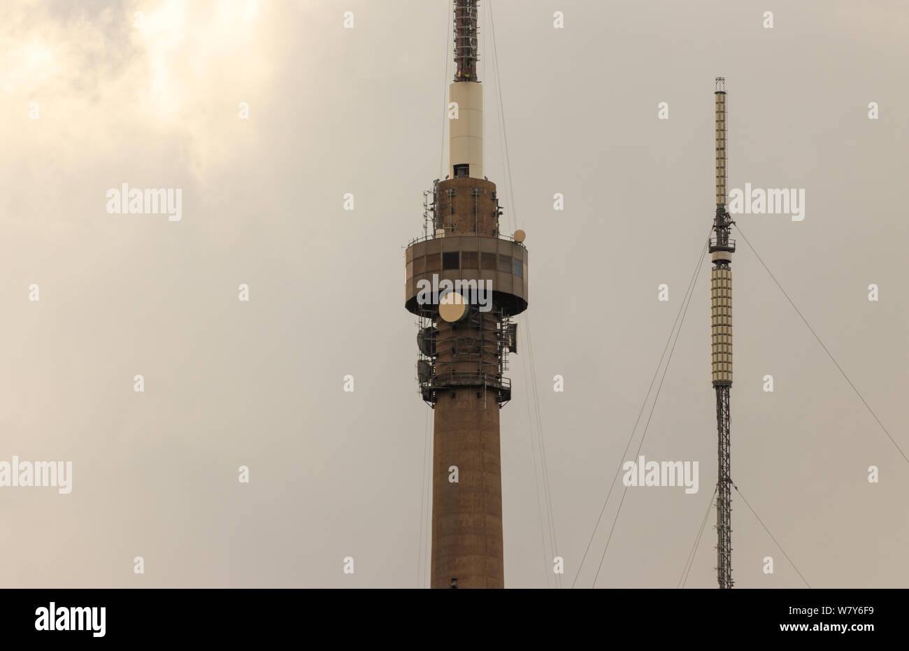 Voir d'Emley Moor mât de transmission de télévision et de sa tour temporaire au cours de travaux de rénovation Banque D'Images