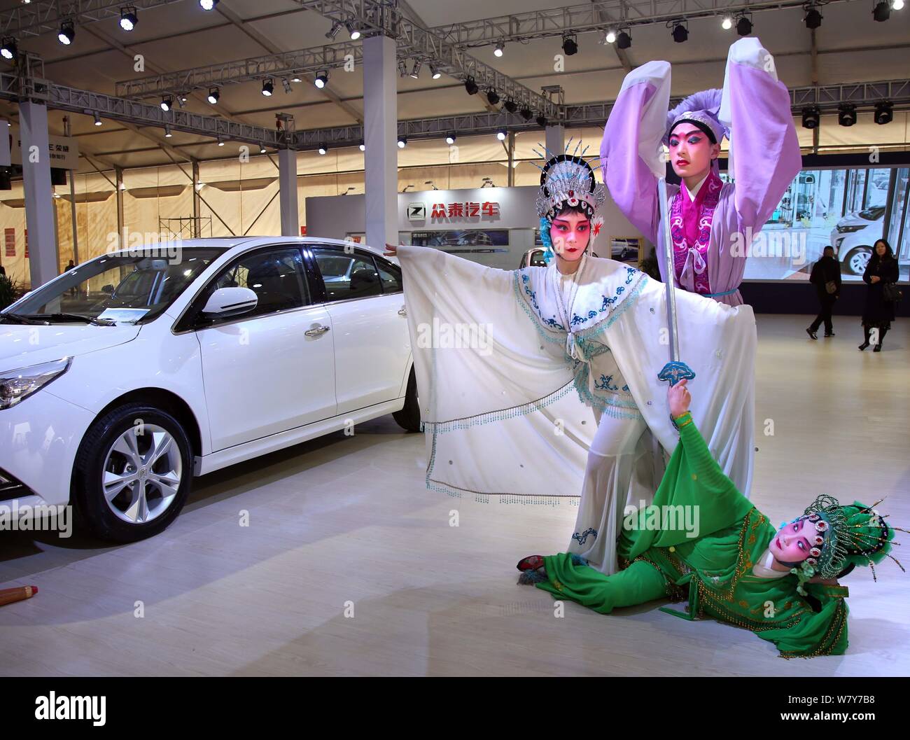 Wu Opera interprètes vêtus de costumes élaborés et headwears posent au cours de la Chine Jinhua Nouvelle exposition de véhicules de l'énergie dans la ville de Jinhua, East China' Banque D'Images
