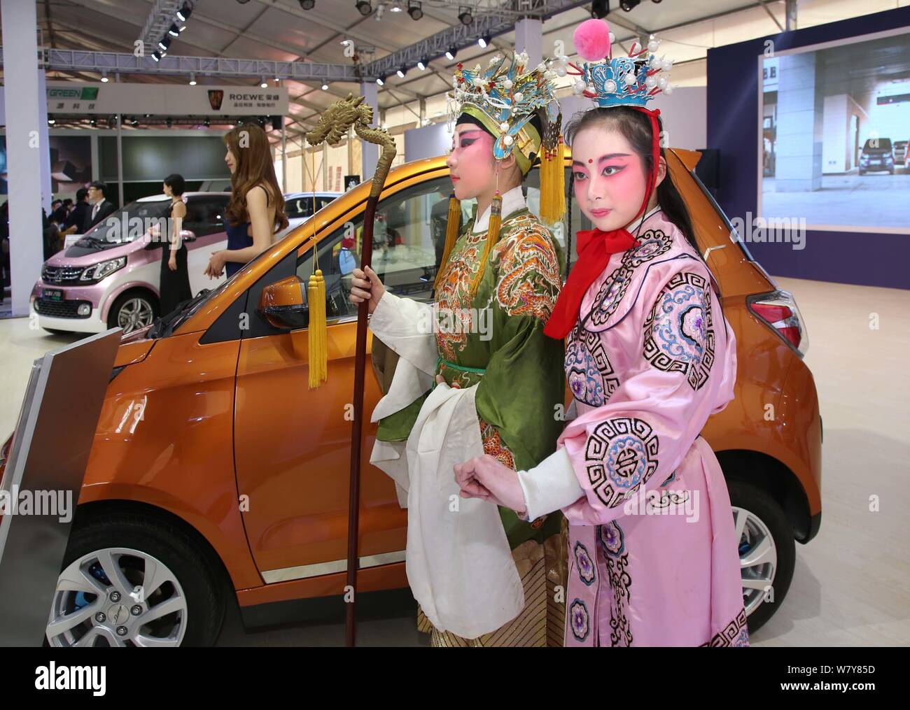 Wu Opera interprètes vêtus de costumes élaborés et headwears posent au cours de la Chine Jinhua Nouvelle exposition de véhicules de l'énergie dans la ville de Jinhua, East China' Banque D'Images