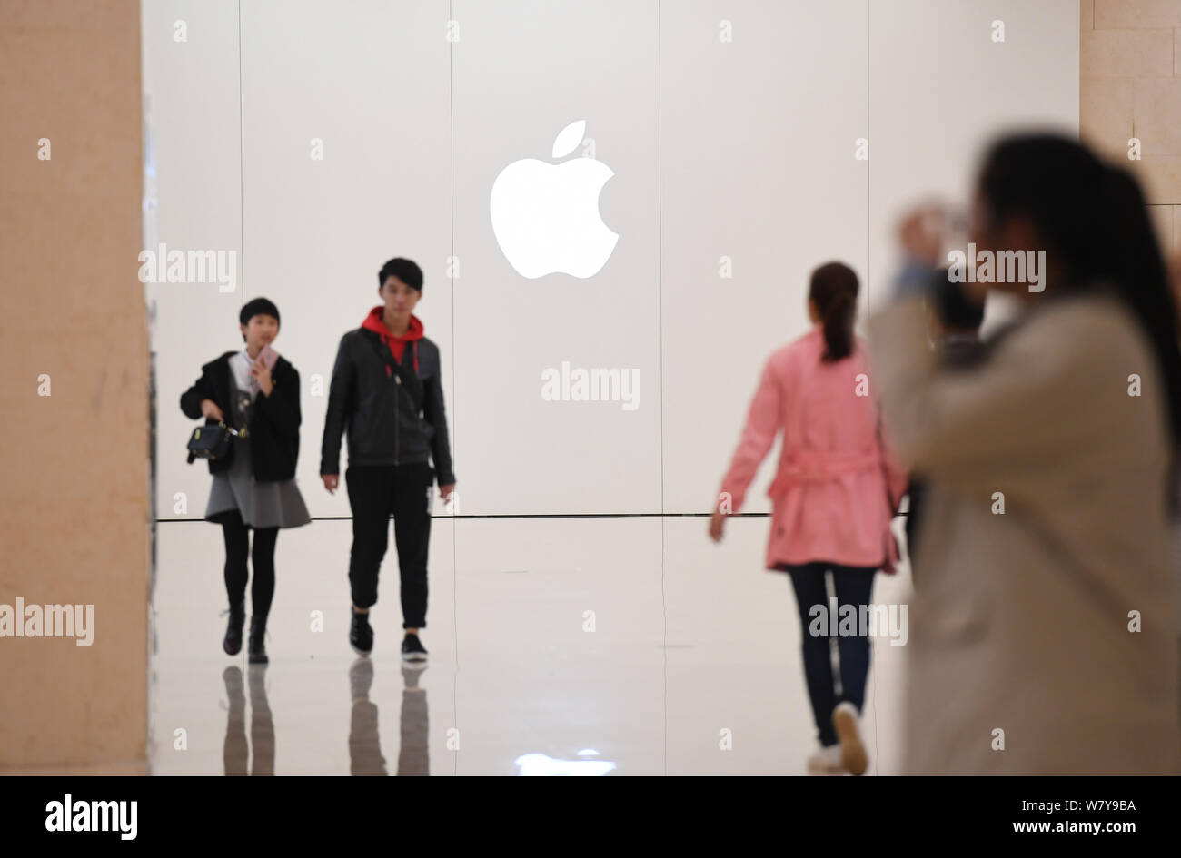 --FILE--randonnées passé un logo d'Apple dans la ville de Nanning, Chine du Sud, région autonome Zhuang du Guangxi, 1 février 2017. L'Apple bientôt-à-être-l Banque D'Images