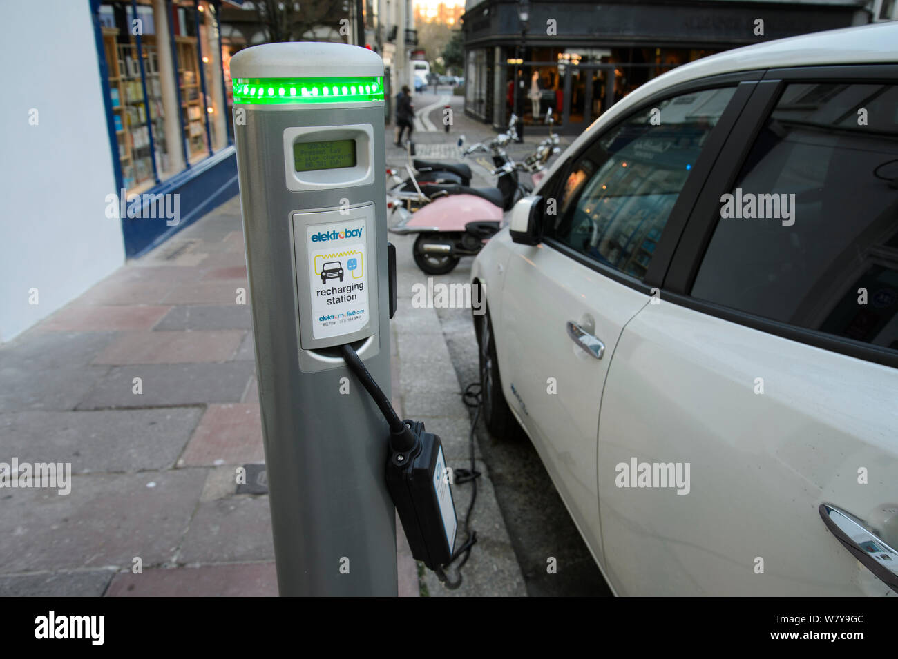 Voiture électrique de Nissan au point de recharge, Brighton, UK, mars 2014. Banque D'Images