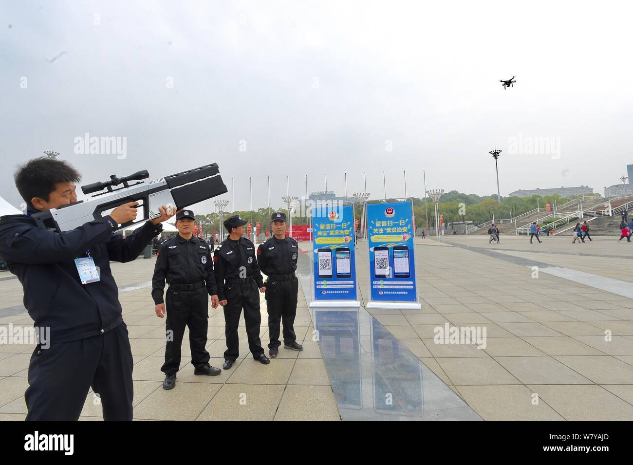 Un policier chinois utilise un anti-drone gun pour désactiver l'UAV (unmanned aerial vehicle) à l'extérieur d'un stade au cours d'une campagne de répression contre les drones illégales en Ké Banque D'Images