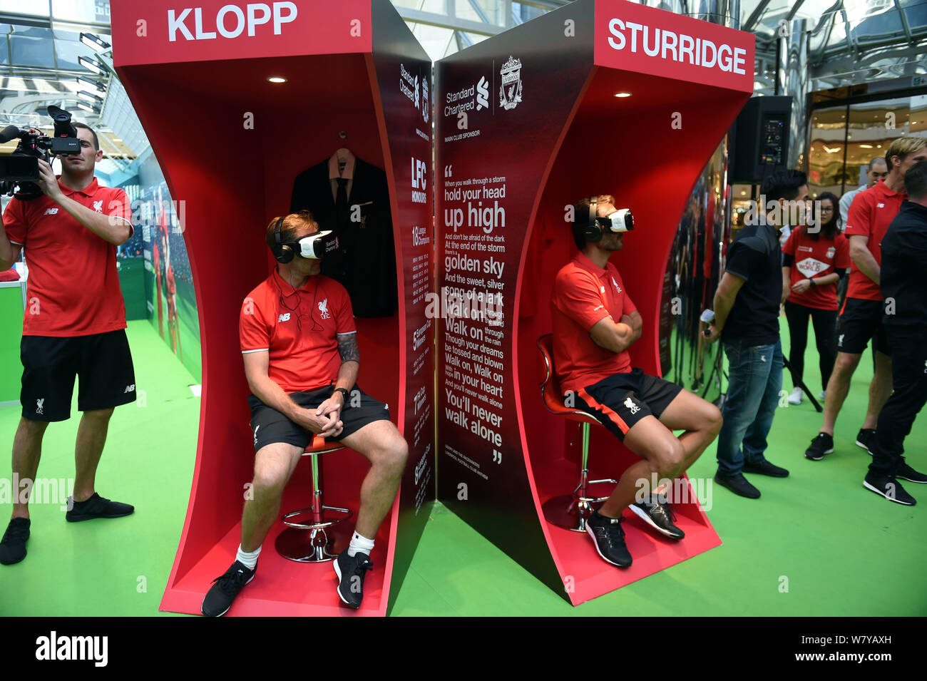 Les stars du football de Liverpool à la retraite Jason McAteer, gauche, et Patrik Berger essayer VR (Virtual Reality) périphériques à un ventilateur événement de réunion à Hong Kong, Chine, Banque D'Images