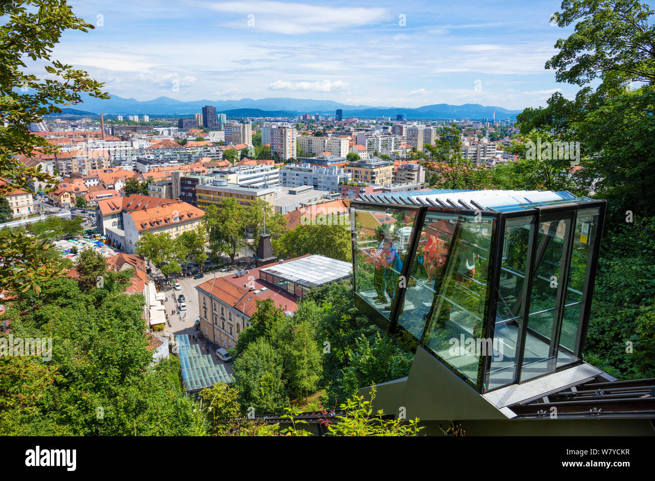 Le Château de Ljubljana funiculaire en verre voiture sur le funiculaire reliant la ville Krekov trg square avec le Château de Ljubljana Ljubljana Slovénie eu Europe Banque D'Images