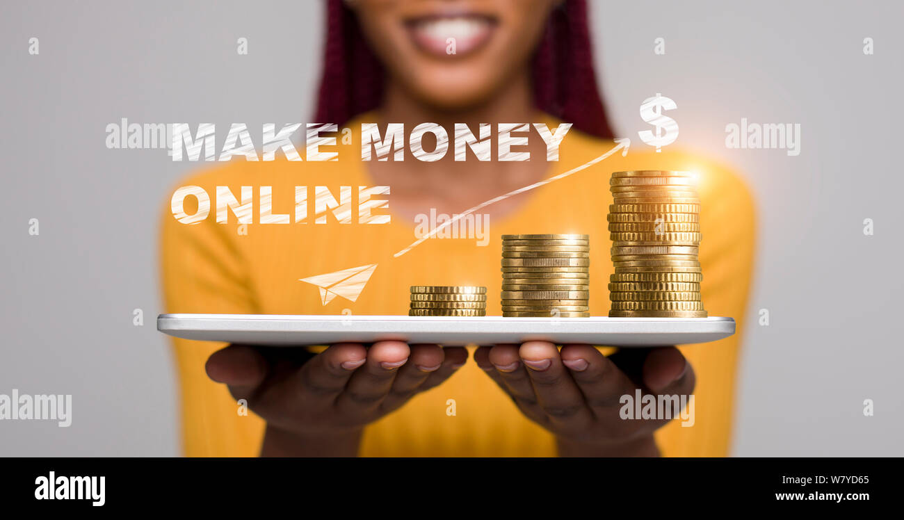 African woman holding en mains comprimé avec pièces de monnaie sur elle Banque D'Images