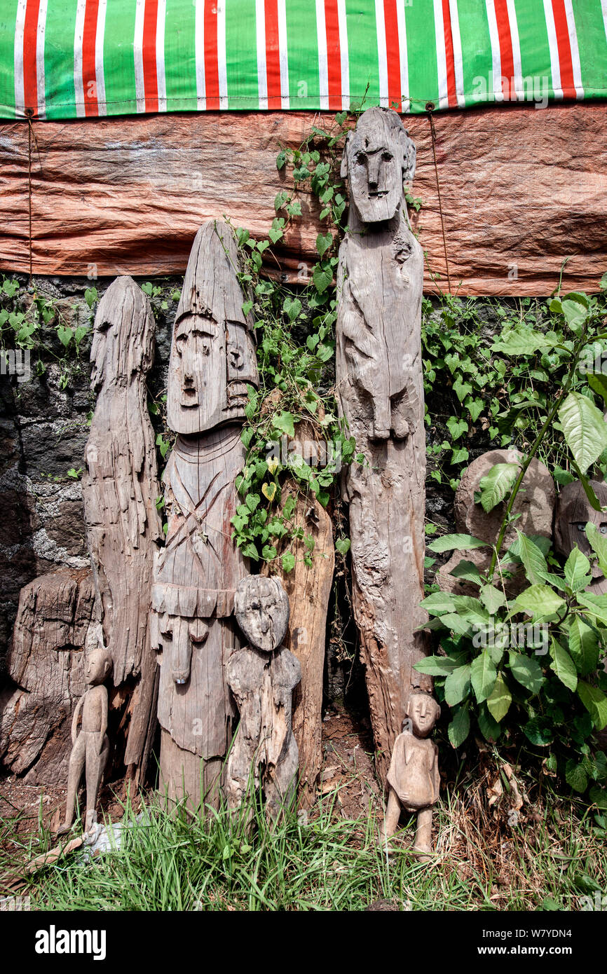 Wagas moderne à vendre à l'arrière-cour d'une boutique touristique à Addis-Abeba. Un waga, également connu sous le nom de waka / waaka, est un type de statue en bois sculpté de Memorial dans le sud de l'Éthiopie. Addis Abeba, Ethiopie. Février 2009. Banque D'Images