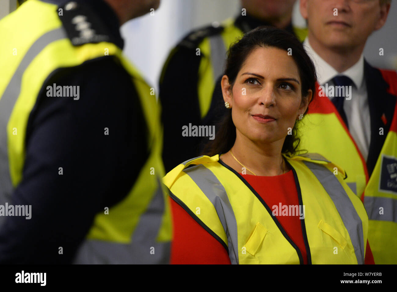 Secrétaire d'accueil Priti Patel pendant pendant un bain de foule au Port de Douvres où elle a rencontré les représentants des ports sur le travail qu'ils font pour assurer la bonne sortie de l'Union européenne. Banque D'Images