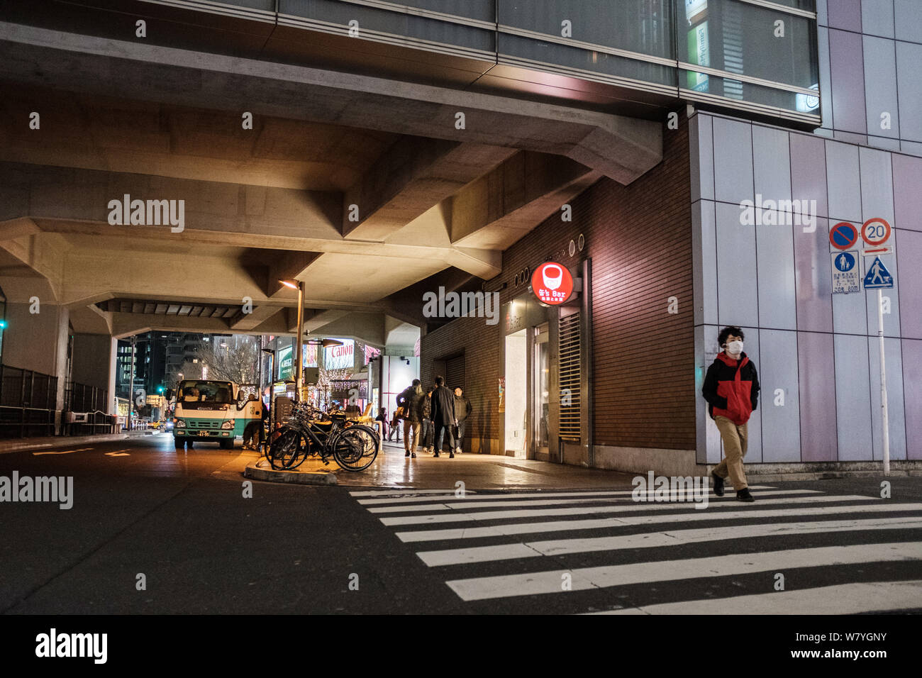 Piéton sur une traversée de zébra dans le quartier d'Akihabara à Tokyo, Japon Banque D'Images