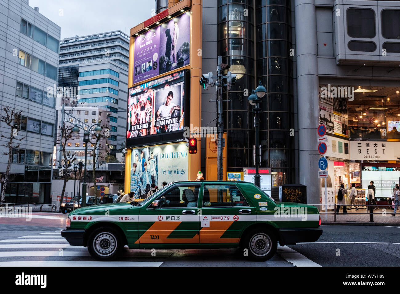 Taxi dans le quartier d'Akihabara à Tokyo, Japon Banque D'Images
