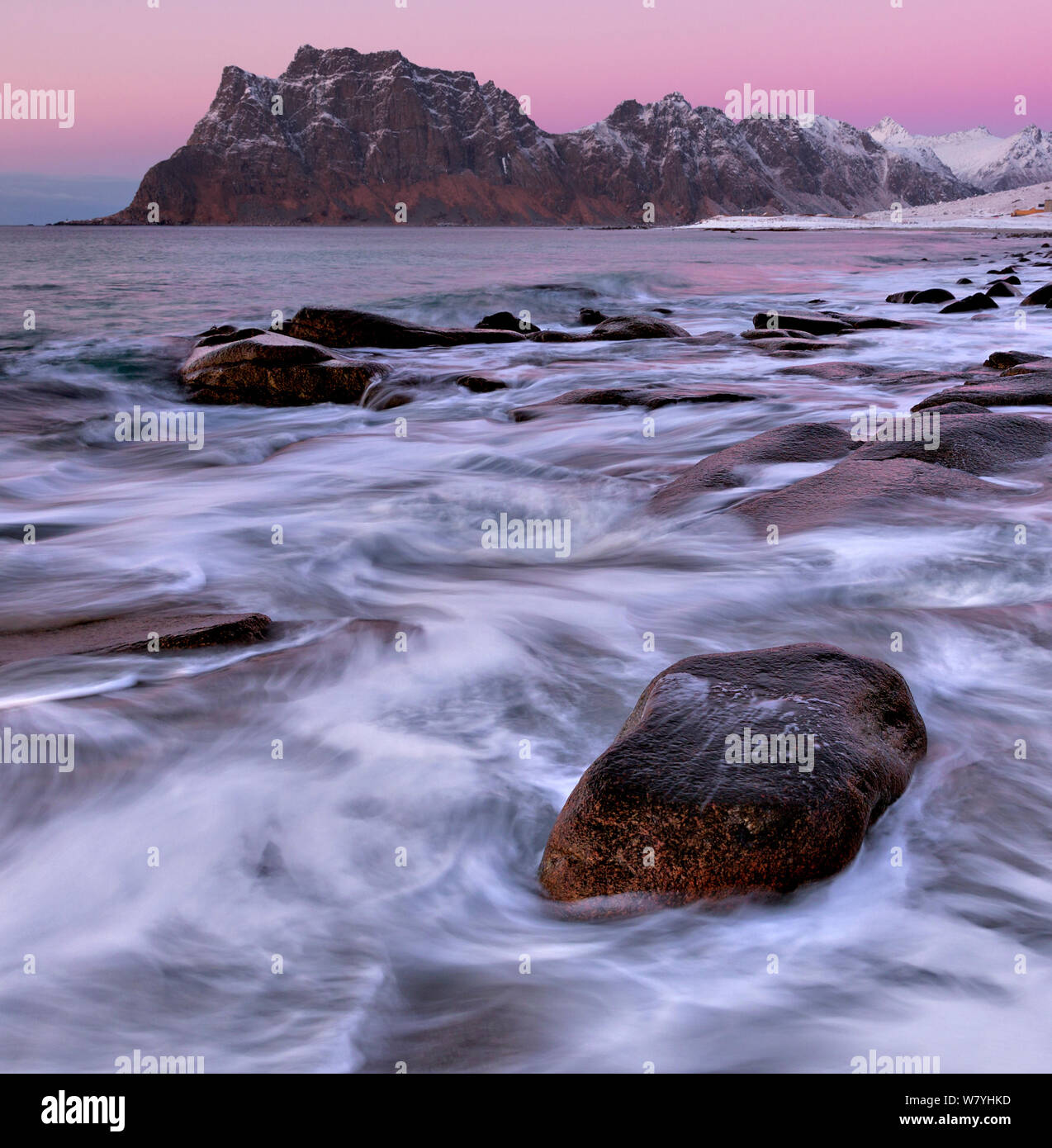 Des rochers et des vagues sur la plage de Utakleiv, îles Lofoten, Norvège. Banque D'Images