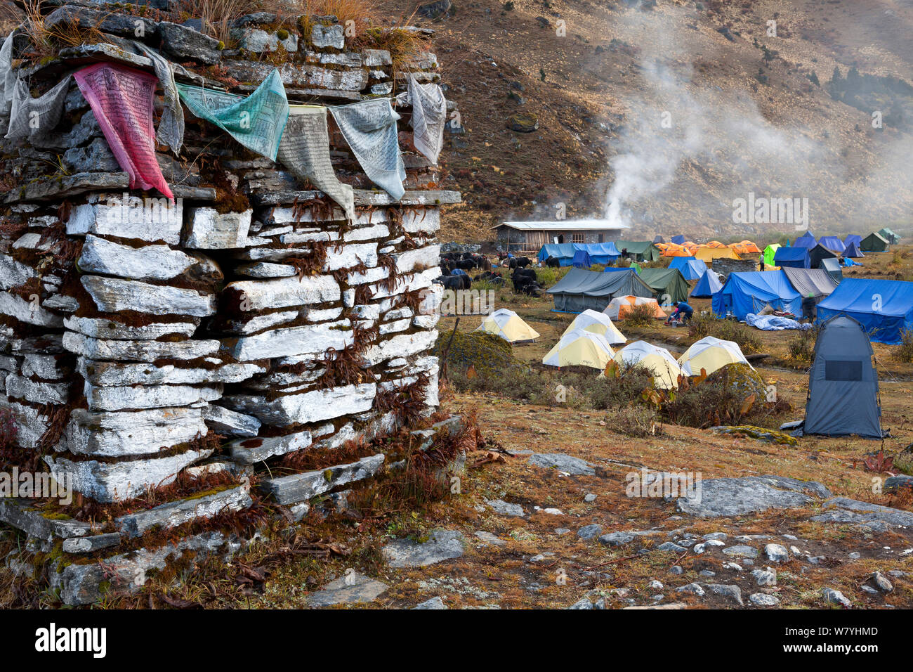 Mur de Mani ou chorten et Camp Jangothang Trek sur le Jhomolhari. Le Bhoutan, octobre 2014. Banque D'Images