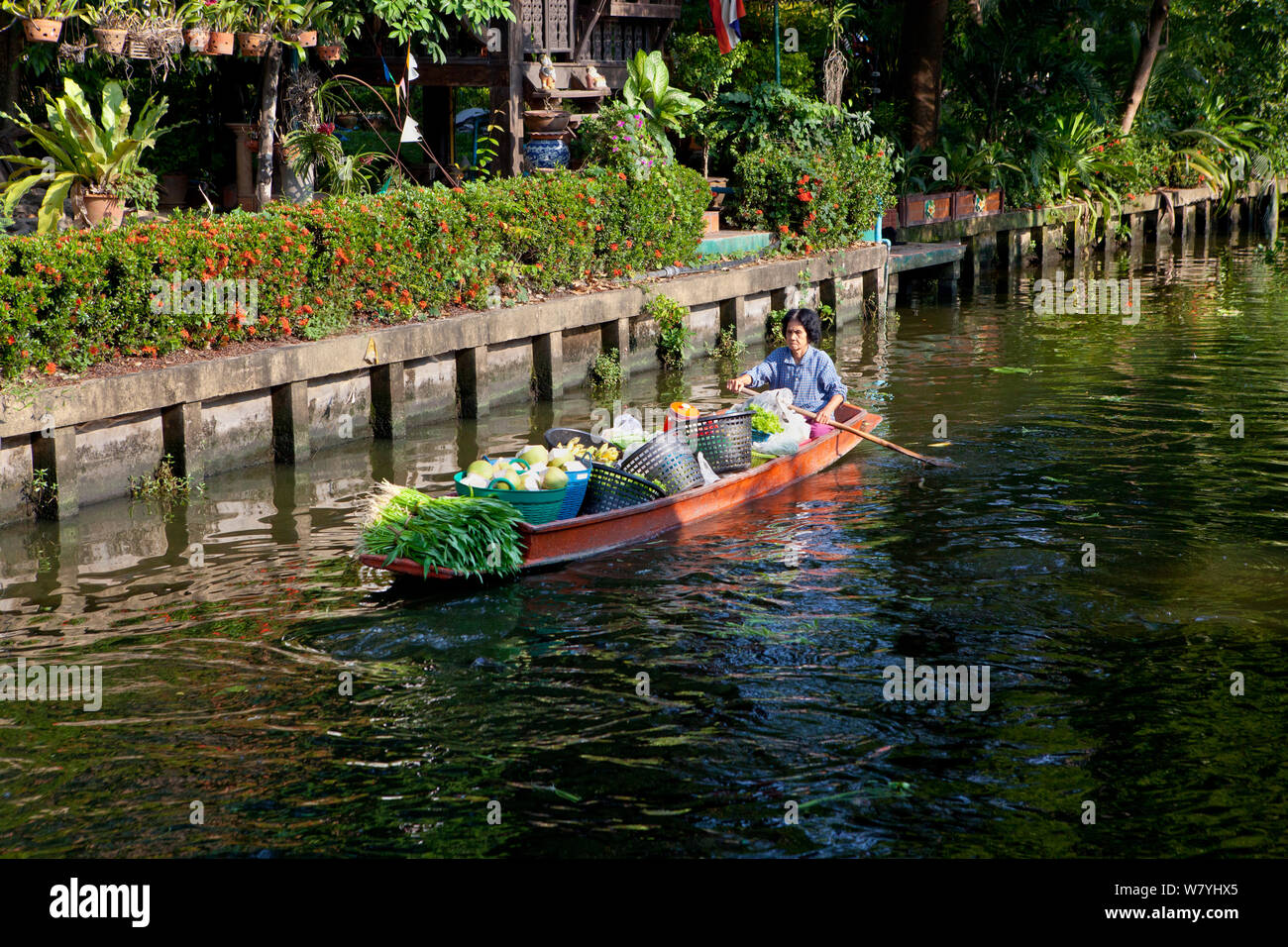 Voile chargé de produire pour les vendre sur le Ladmayom Marché flottant près de Bangkok. La Thaïlande, septembre 2014. Banque D'Images