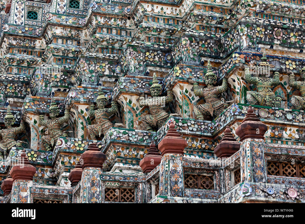 Statues sur les murs du Wat Arun, Bangkok, Thaïlande, septembre 2014. Banque D'Images