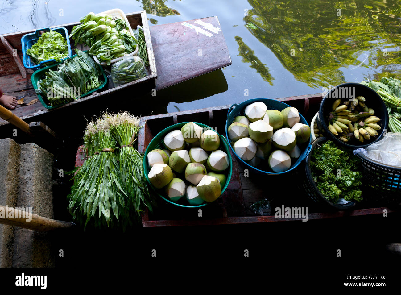 Voile chargé de fruits et légumes pour les vendre sur le Ladmayom Marché flottant près de Bangkok. La Thaïlande, septembre 2014. Banque D'Images