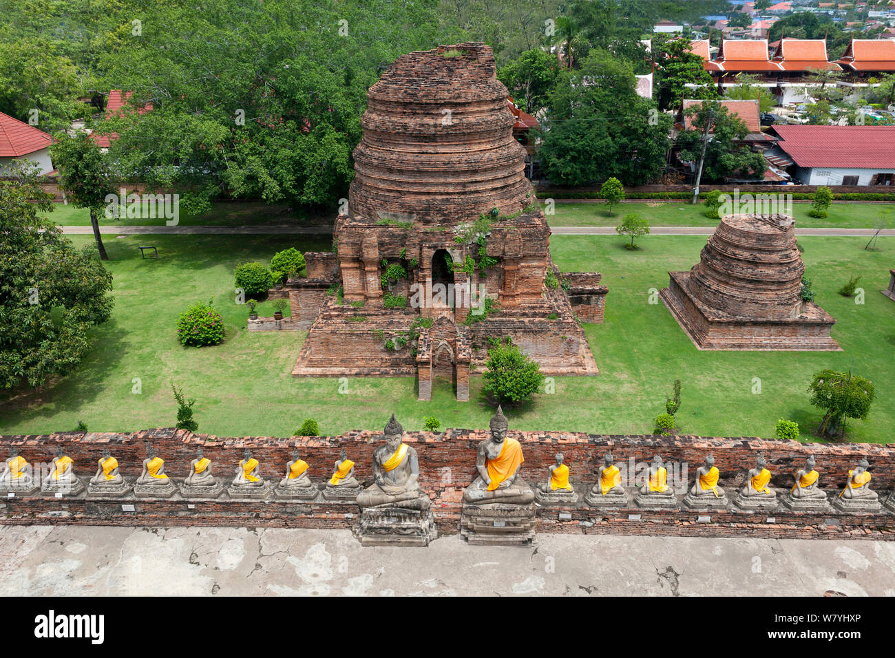 Rangée de Bouddhas avec ceintures jaunes à Wat Yai Chaya Mongkol, Ayutthaya, Thaïlande, septembre 2014. Banque D'Images