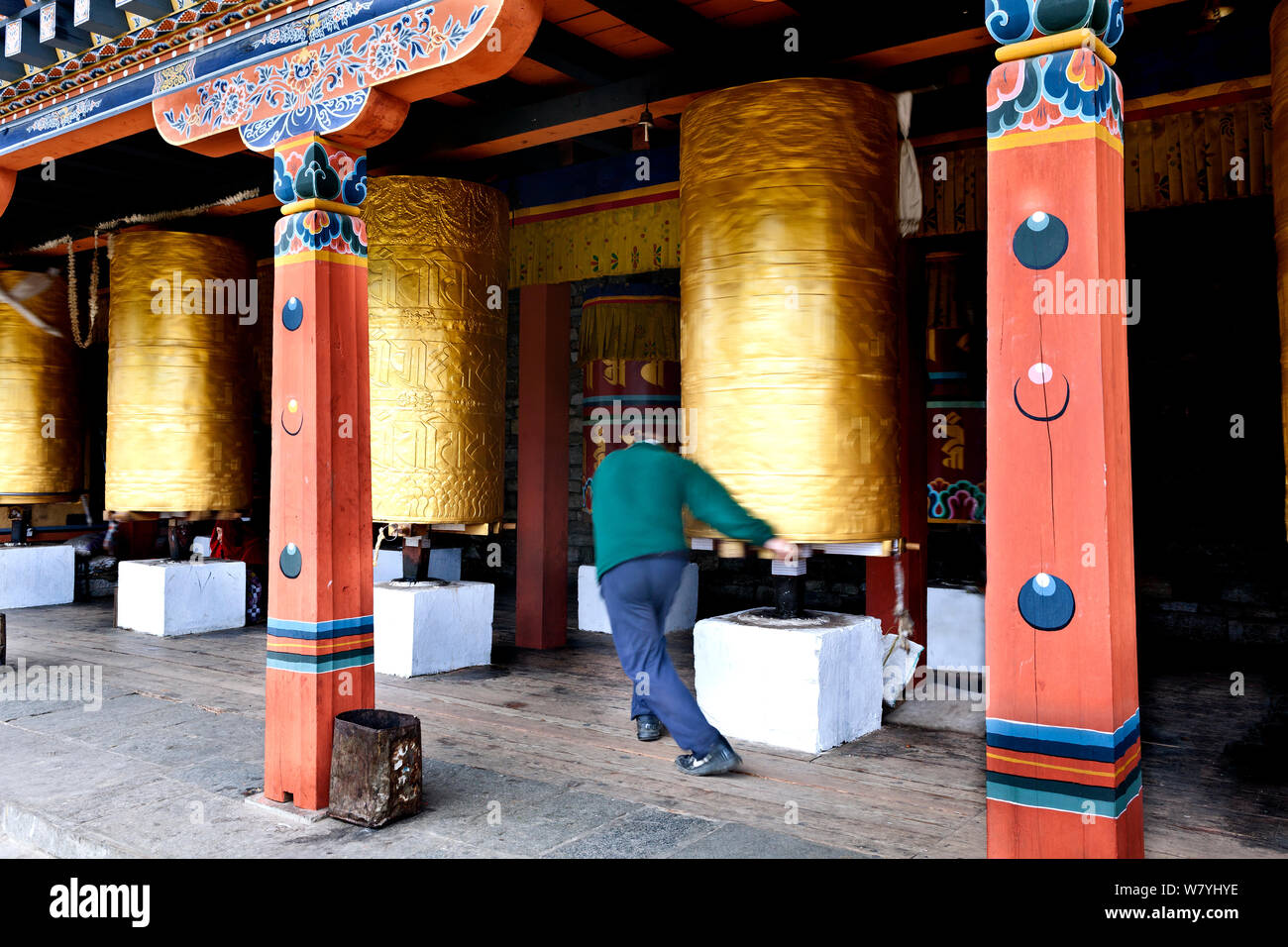 La rotation d'un homme à prières au National Memorial Chorten à Thimphu. Ce chorten de style tibétain a été construit en 1974 comme un mémorial à la troisième roi Jigme Dorji Wangchuck. Le Bhoutan, octobre 2014. Banque D'Images