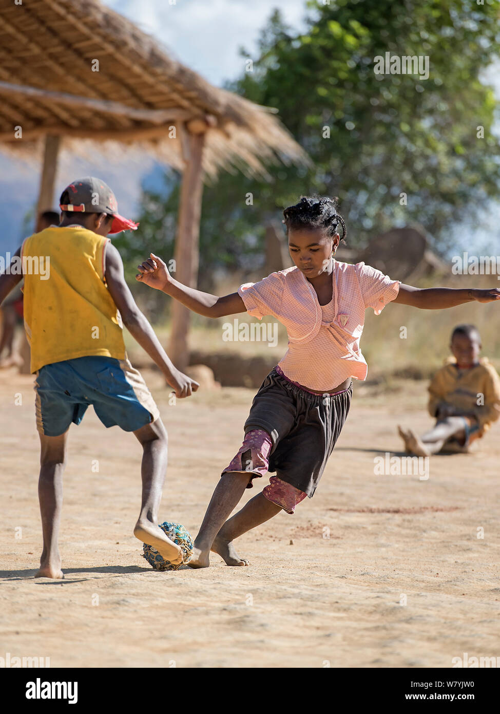 Les filles et les garçons jouent au football, Anjaha Site de conservation communautaires, près de l'Ambalvao, Madagascar. Novembre 2014. Banque D'Images