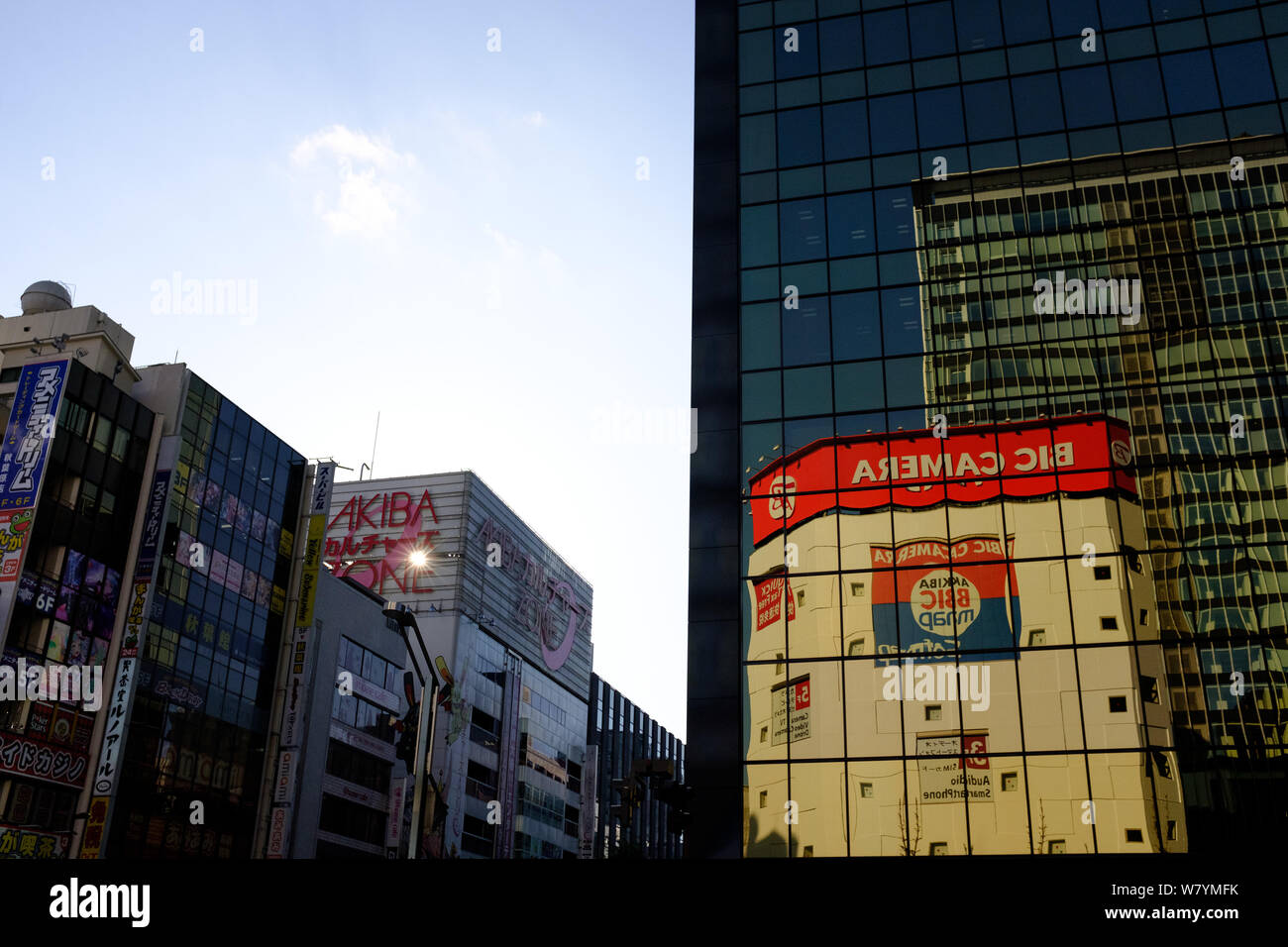 La réflexion de l'immeuble dans le quartier d'Akihabara à Tokyo, Japon Banque D'Images