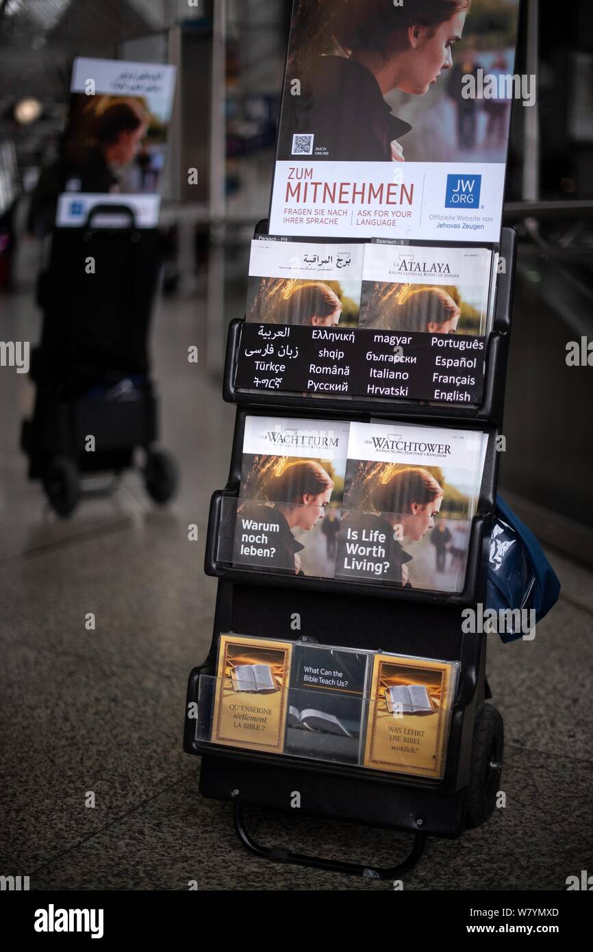 Munich, Allemagne. Apr 26, 2019. Les membres de la communauté religieuse des Témoins de Jéhovah "stand à la gare centrale de Munich et de distribuer le magazine 'Tour de garde'. Credit : Sina Schuldt/dpa/Alamy Live News Banque D'Images