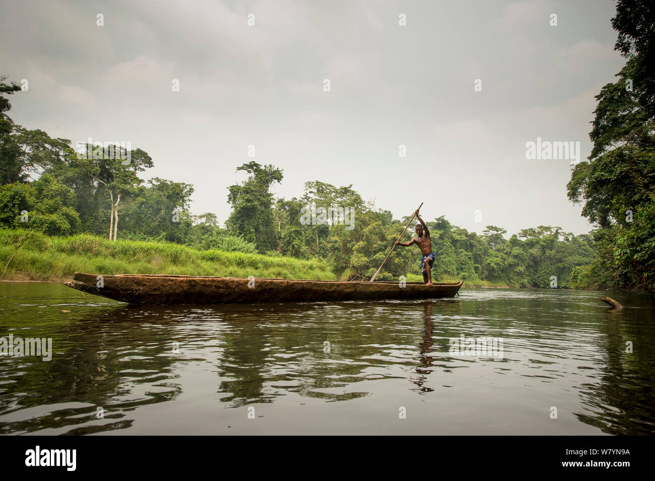 Pêcheur sur la rivière, Parc National de la Salonga, République démocratique du Congo. Septembre 2009. Banque D'Images