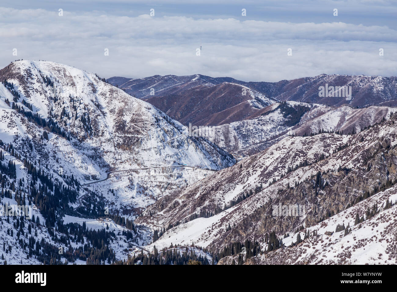 Les montagnes enneigées de l'hiver avec la vallée de l'Ak Bulak, Almaty, Kazakhstan, en Asie Banque D'Images