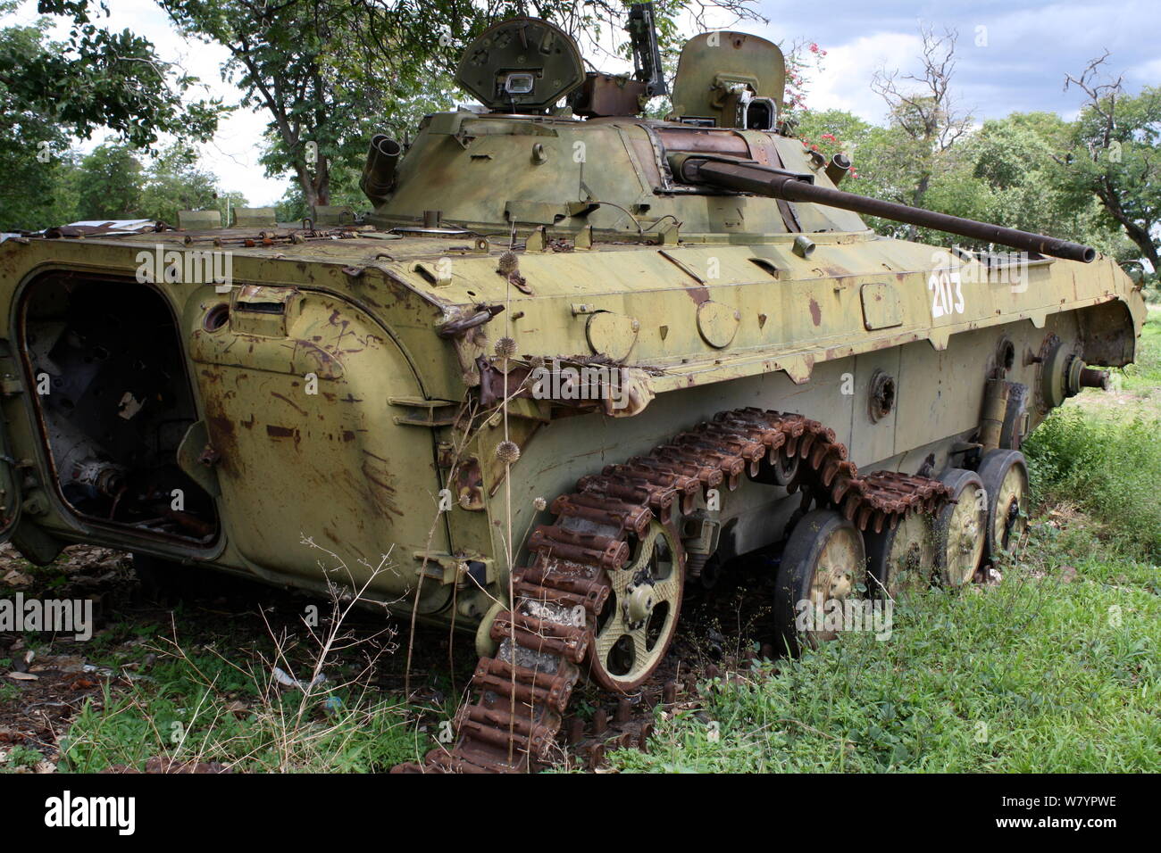 Tank abandonné de la guerre entre l'Afrique du Sud et la SWAPO, Bwabwata Conservancy, la Namibie. Banque D'Images