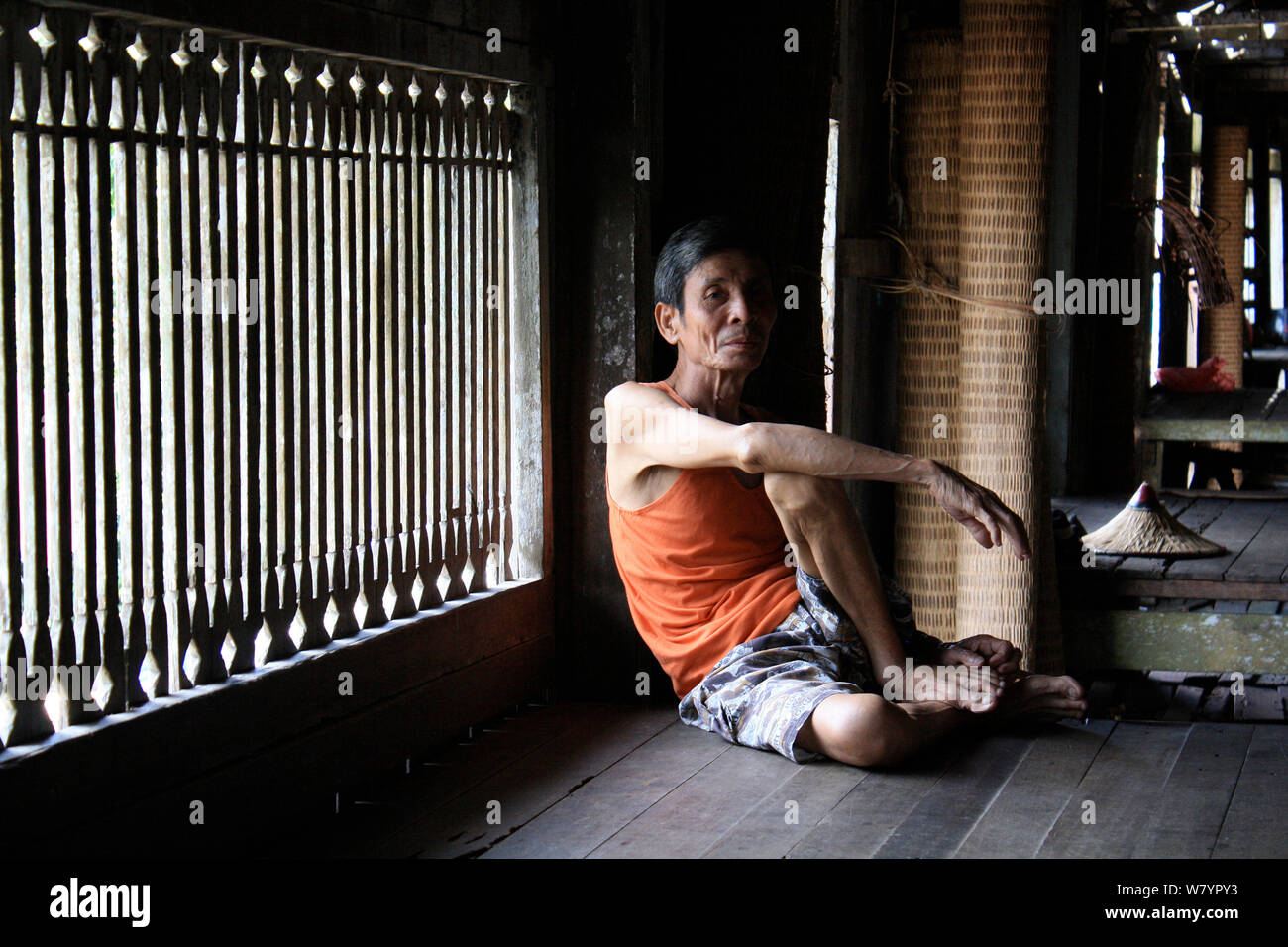 Dayak dans la maison longue, Pontianka, l'ouest de Kalimantan, la partie indonésienne de Bornéo. Juin 2010. Banque D'Images