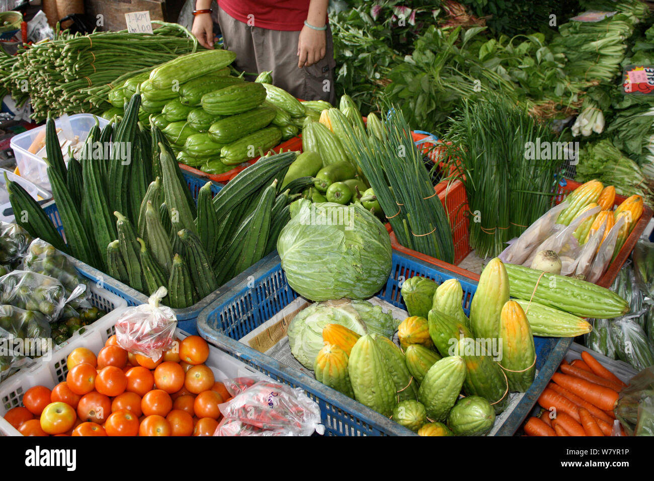 Des légumes pour la vente au marché, à l'ouest de Kalimantan, la partie indonésienne de Bornéo. Juin 2010. Banque D'Images