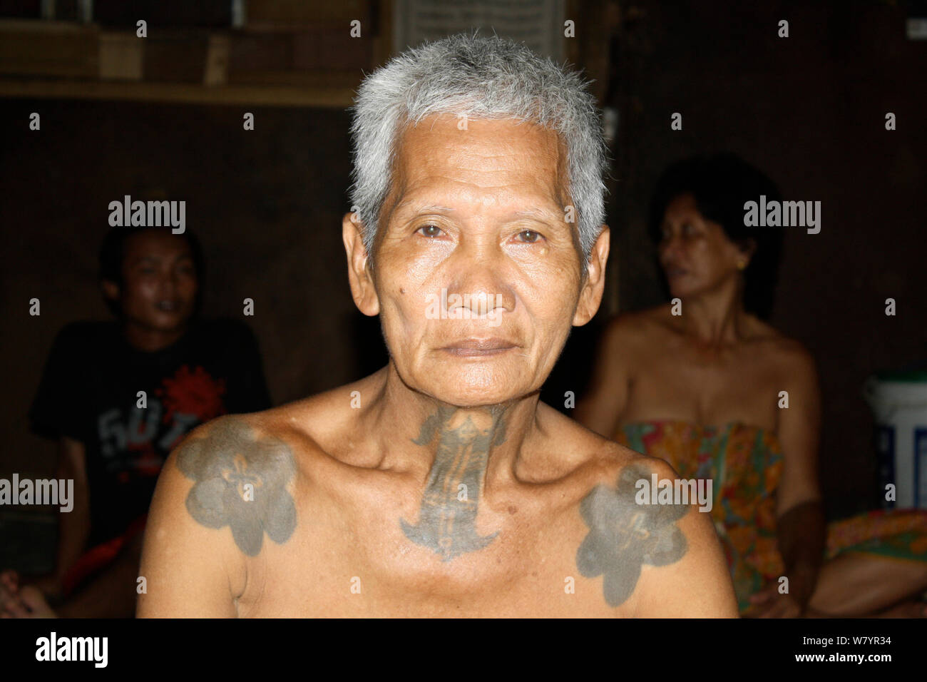 Chasseur de Tête Dayak avec tatouages traditionnels, l'ouest de Kalimantan, la partie indonésienne de Bornéo. Juin 2010. Banque D'Images