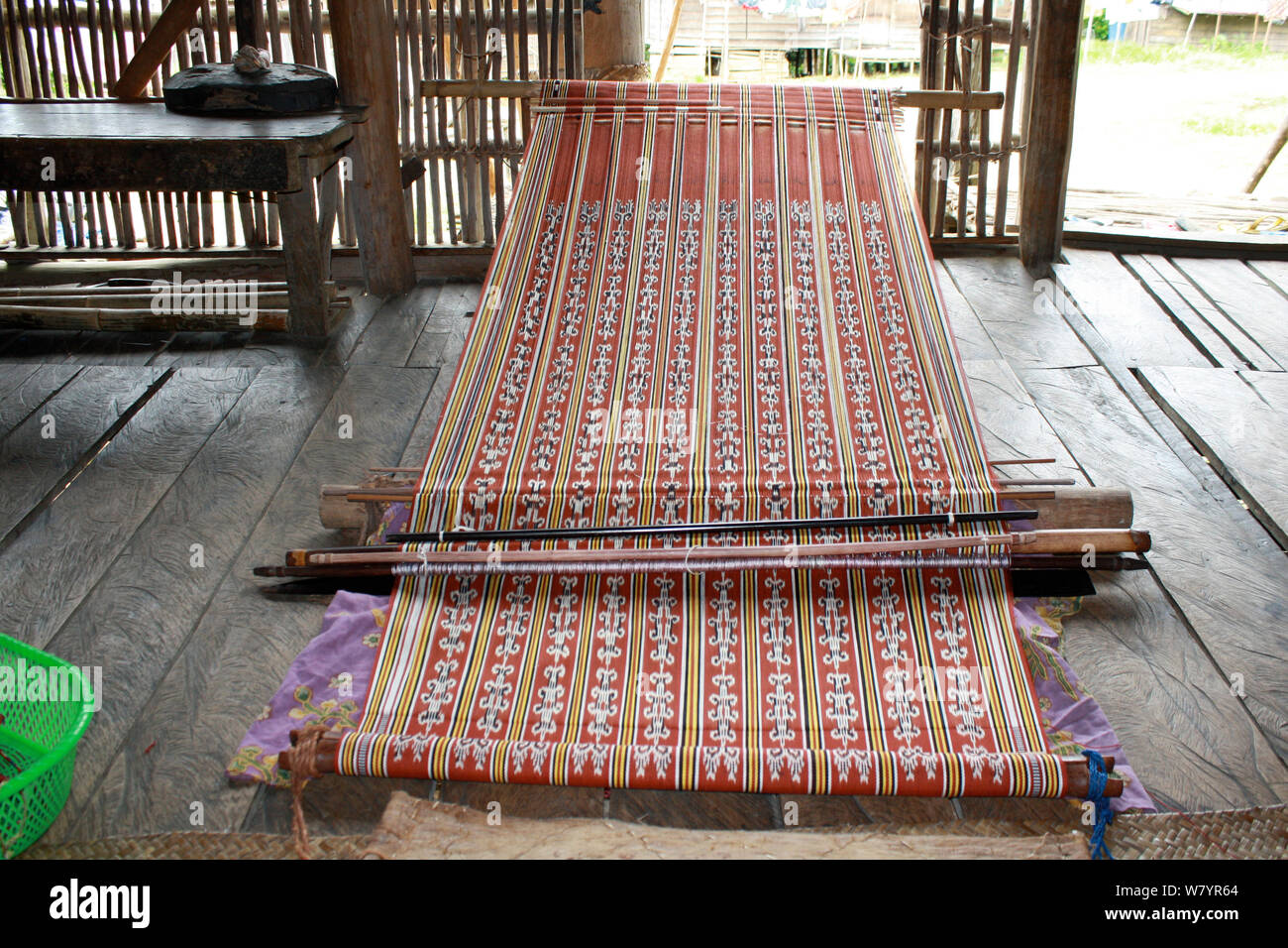 Iban pua kumbu traditionnelles de tissage, en longue maison Dayak, Pontianak, l'ouest de Kalimantan, la partie indonésienne de Bornéo. Août 2010. Banque D'Images