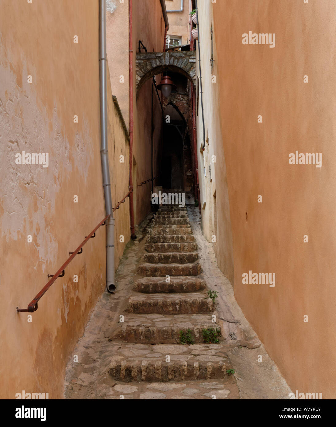 Passage étroit dans les Pyrenees, France, un village s'appuyer sur les falaises ocre Banque D'Images