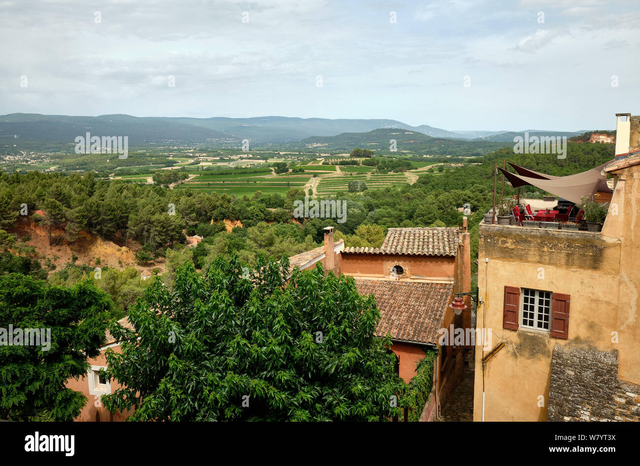 Avis de Roussillon sur la campagne environnante Banque D'Images