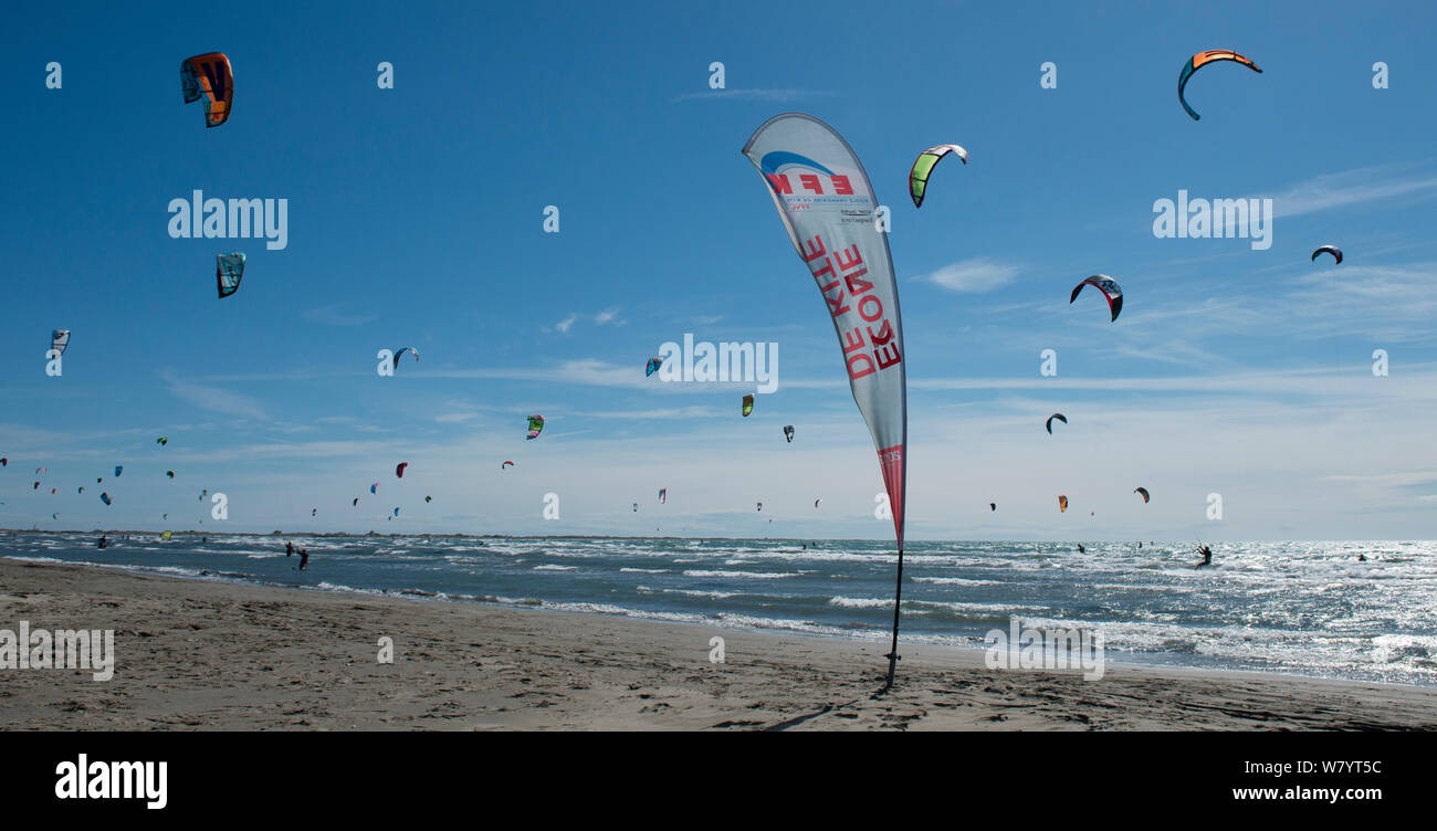 Le kitesurf, Beauduc, Camargue, France, mai 2014 Photo Stock - Alamy