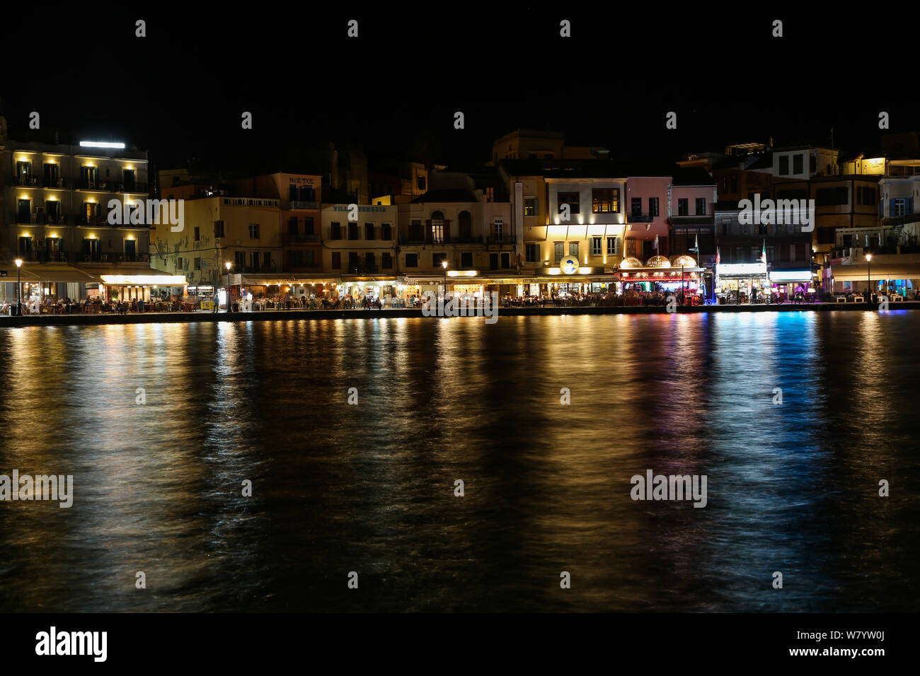 Une vue générale du vieux port vénitien de La Canée, la nuit, dans la ville de Chania, sur l'île grecque de Crète Banque D'Images