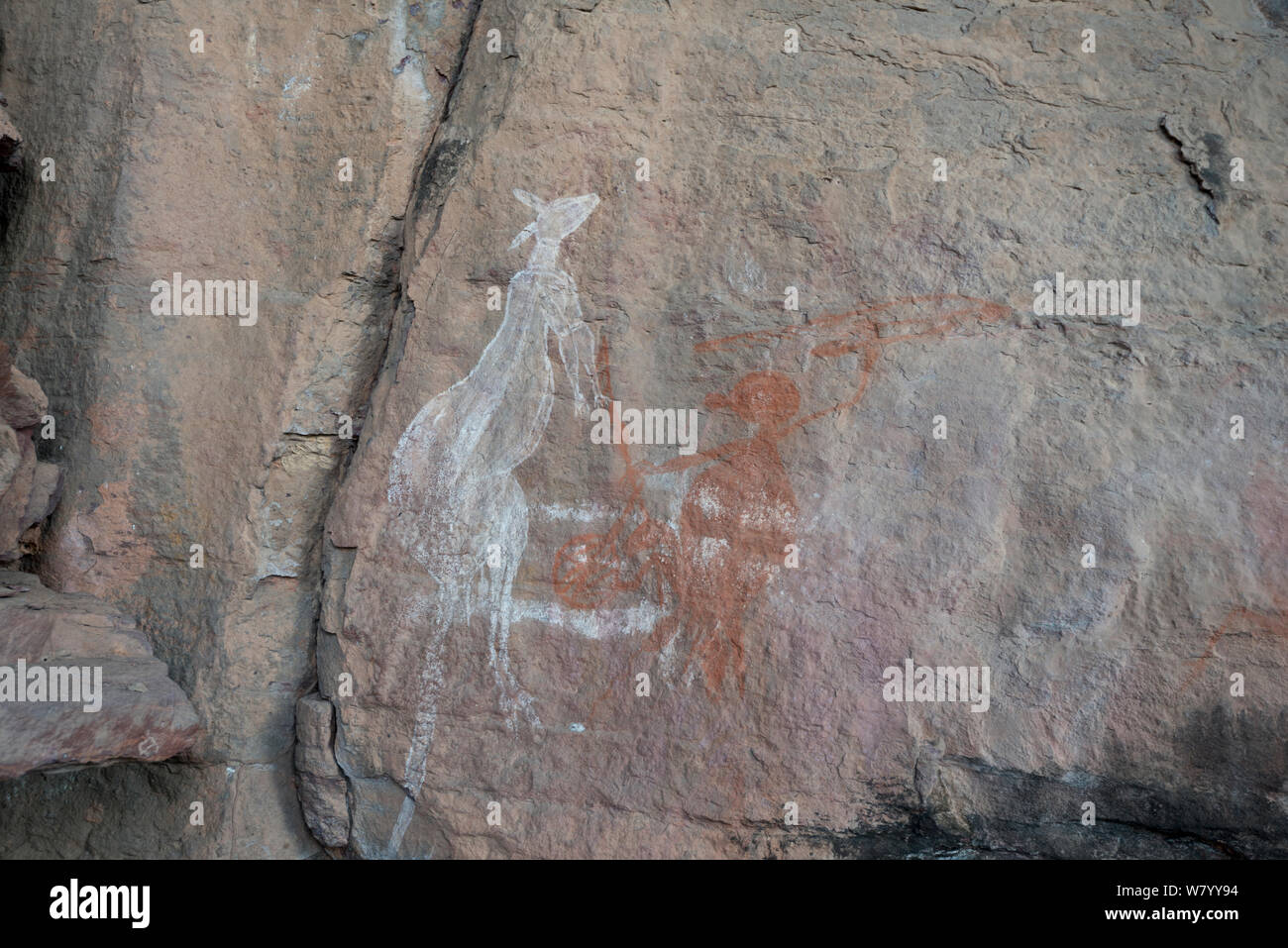 Art rupestre aborigène de kangourou et Hunter, de Kakadu National Park, Territoire du Nord, Australie. Décembre 2012. Banque D'Images