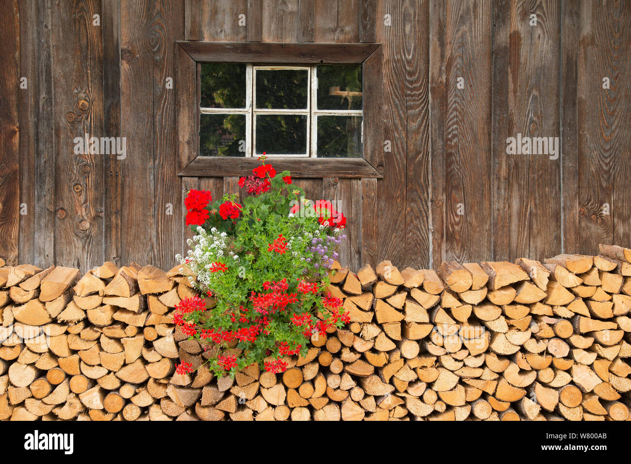 Geranien Holzstapel Fenster mit und in den Bayerischen Alpen Photo Stock -  Alamy