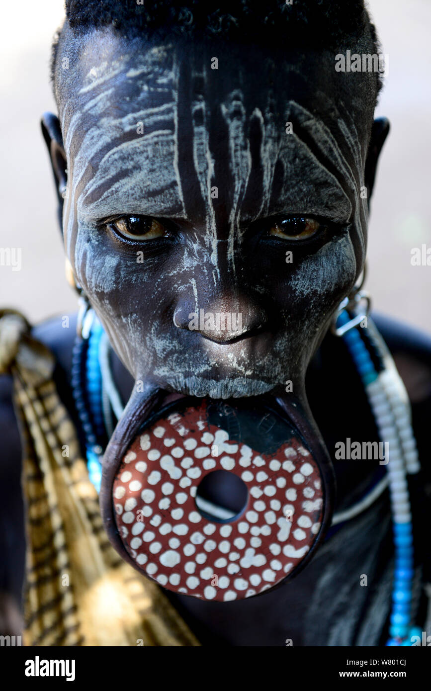 Femme avec la lèvre plate, ce qui signifie qu'elle est une femme mariée, tribu Mursi, Mago Parc National. L'Éthiopie, Novembre 2014 Banque D'Images