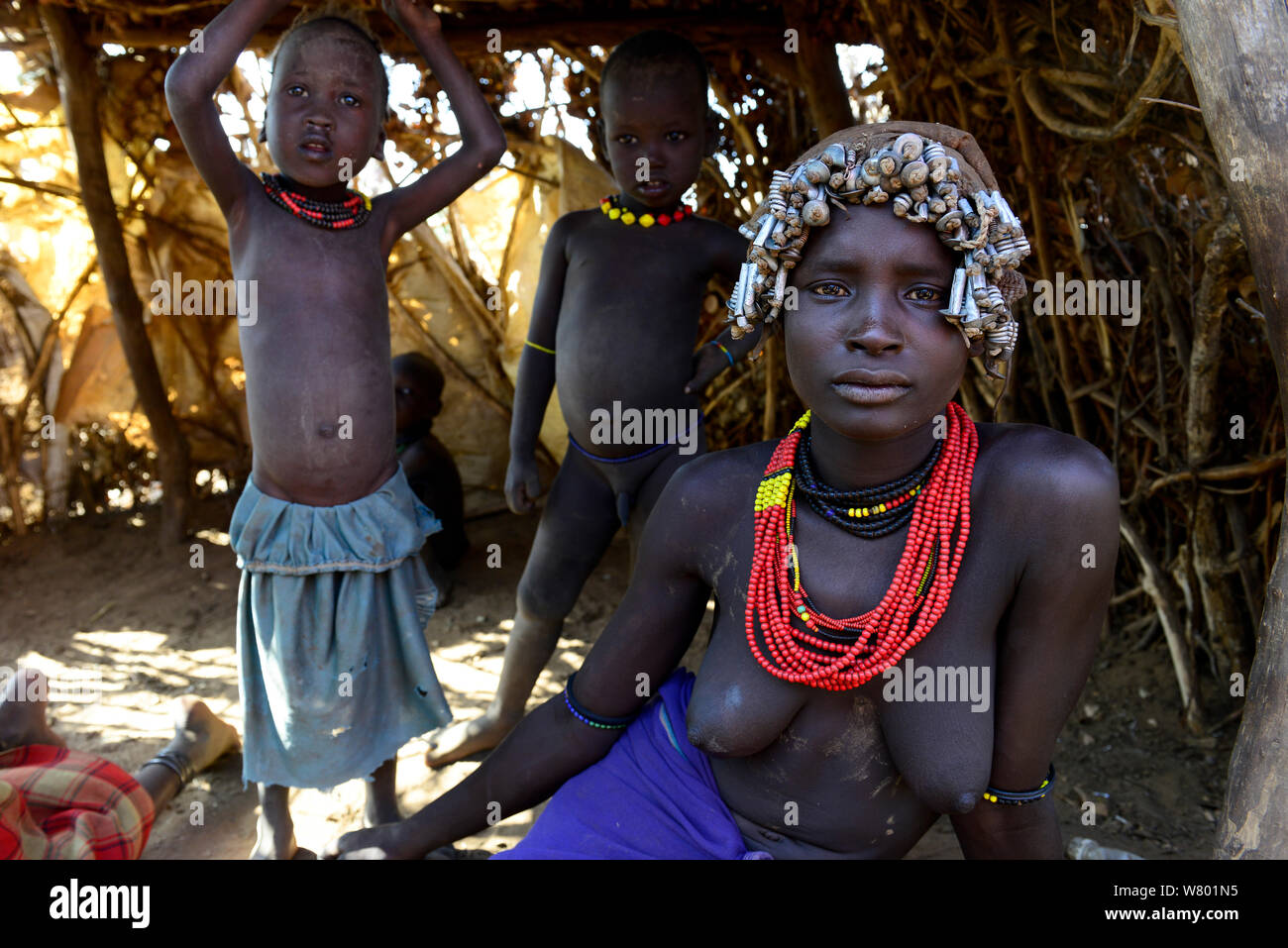 Dassanech gens avec leurs vêtements traditionnels et des ornements. Territoire de la tribu dassanech. Partie inférieure de la vallée de l'Omo. L'Éthiopie, Novembre 2014 Banque D'Images