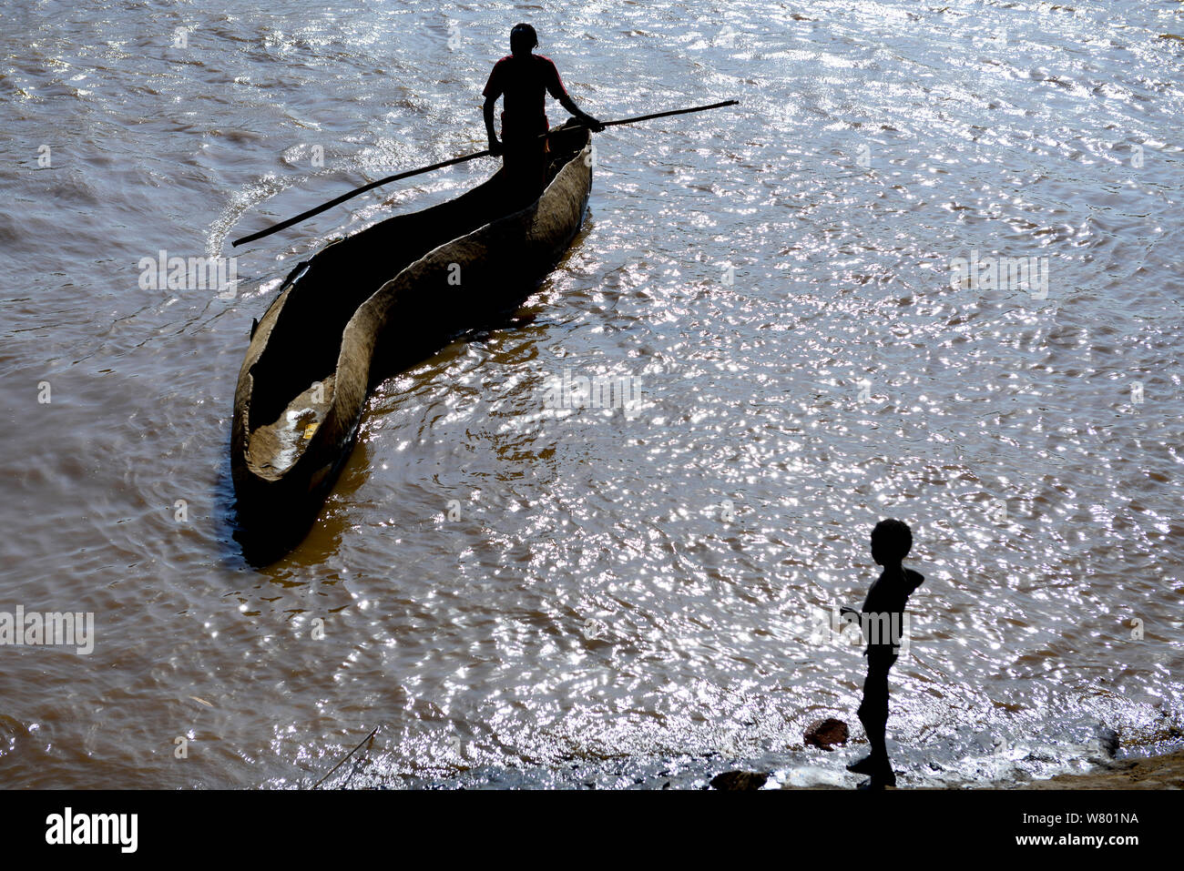 Canot en bois traversant la rivière Omo, vue de dessus). Territoire de la tribu Dassanech. Partie inférieure de la vallée de l'Omo. L'Éthiopie, Novembre 2014 Banque D'Images