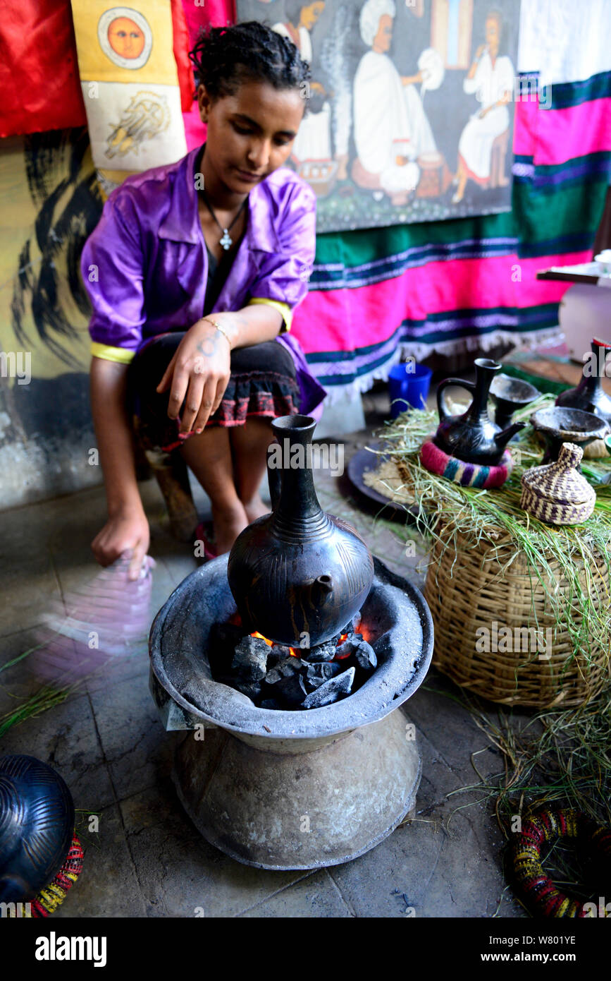 Femme préparant le café éthiopien traditionnel. Lalibela. L'Éthiopie, décembre 2014. Banque D'Images