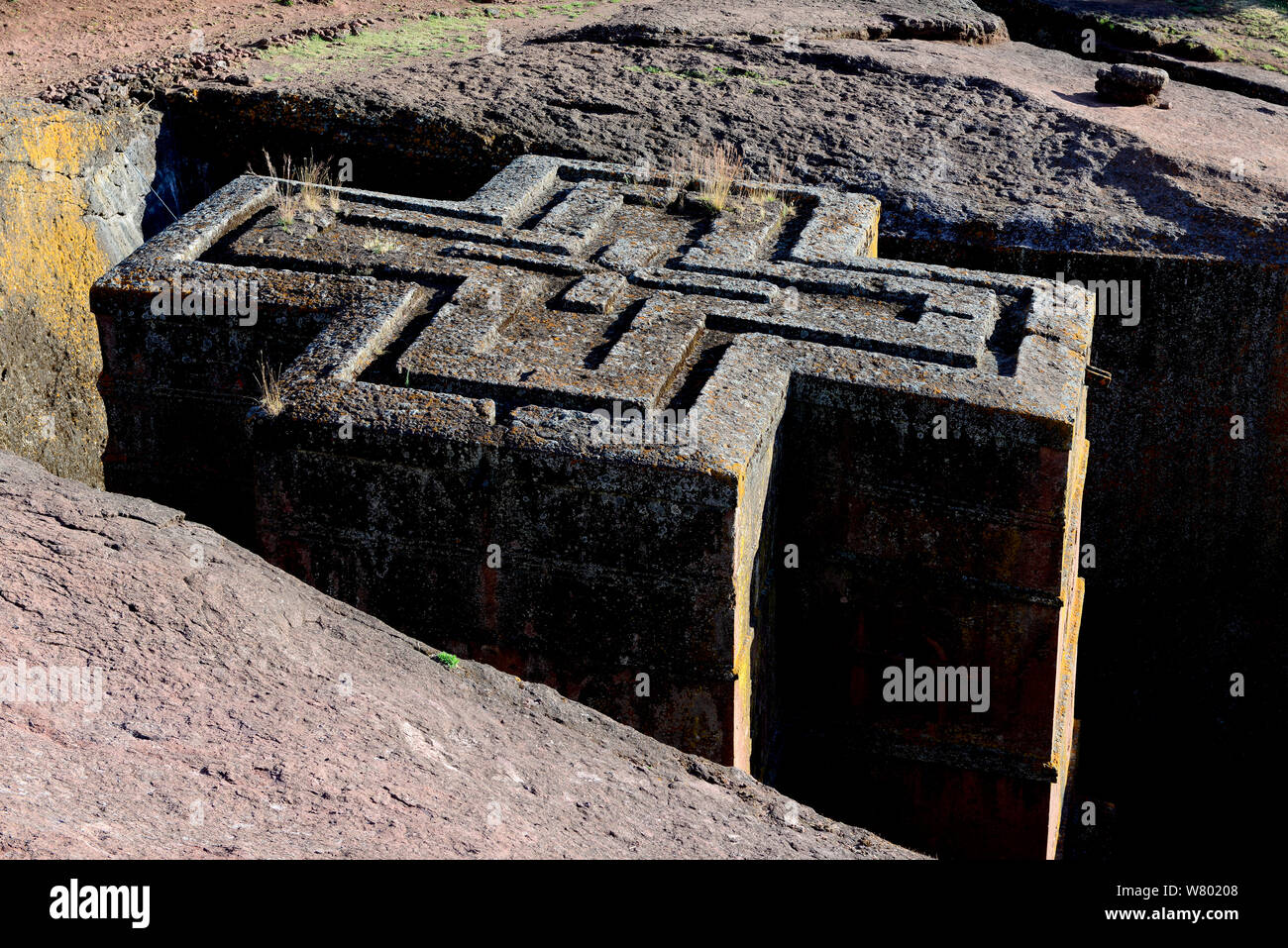 Bet Giyorgis, sculpté de l'église de l'état solide rocher de tuf calcaire, vu du dessus pour montrer la croix de l'église. Lalibela. UNESCO World Heritage Site. L'Éthiopie, décembre 2014. Banque D'Images