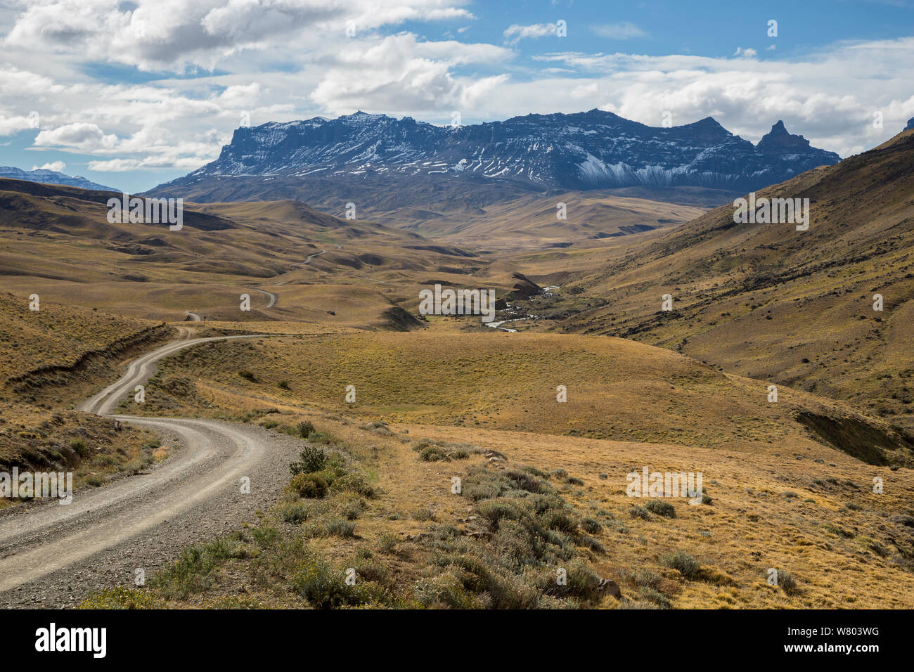 Route à travers las Cumbres, Sierra Baguales, Patagonie, Chili, mars 2015.. Banque D'Images