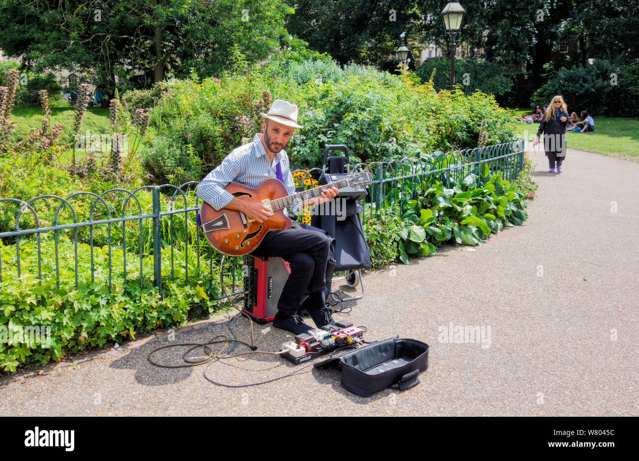 Musicien ambulant qui joue de la guitare dans les jardins du Pavillon de Brighton  Brighton UK Photo Stock - Alamy