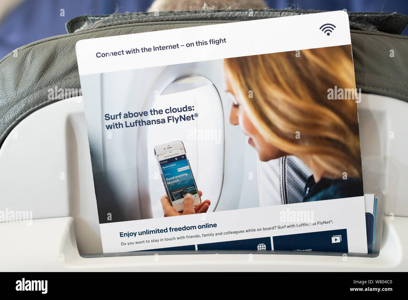Lufthansa FlyNet avion carte wifi à l'arrière du siège d'avion Banque D'Images