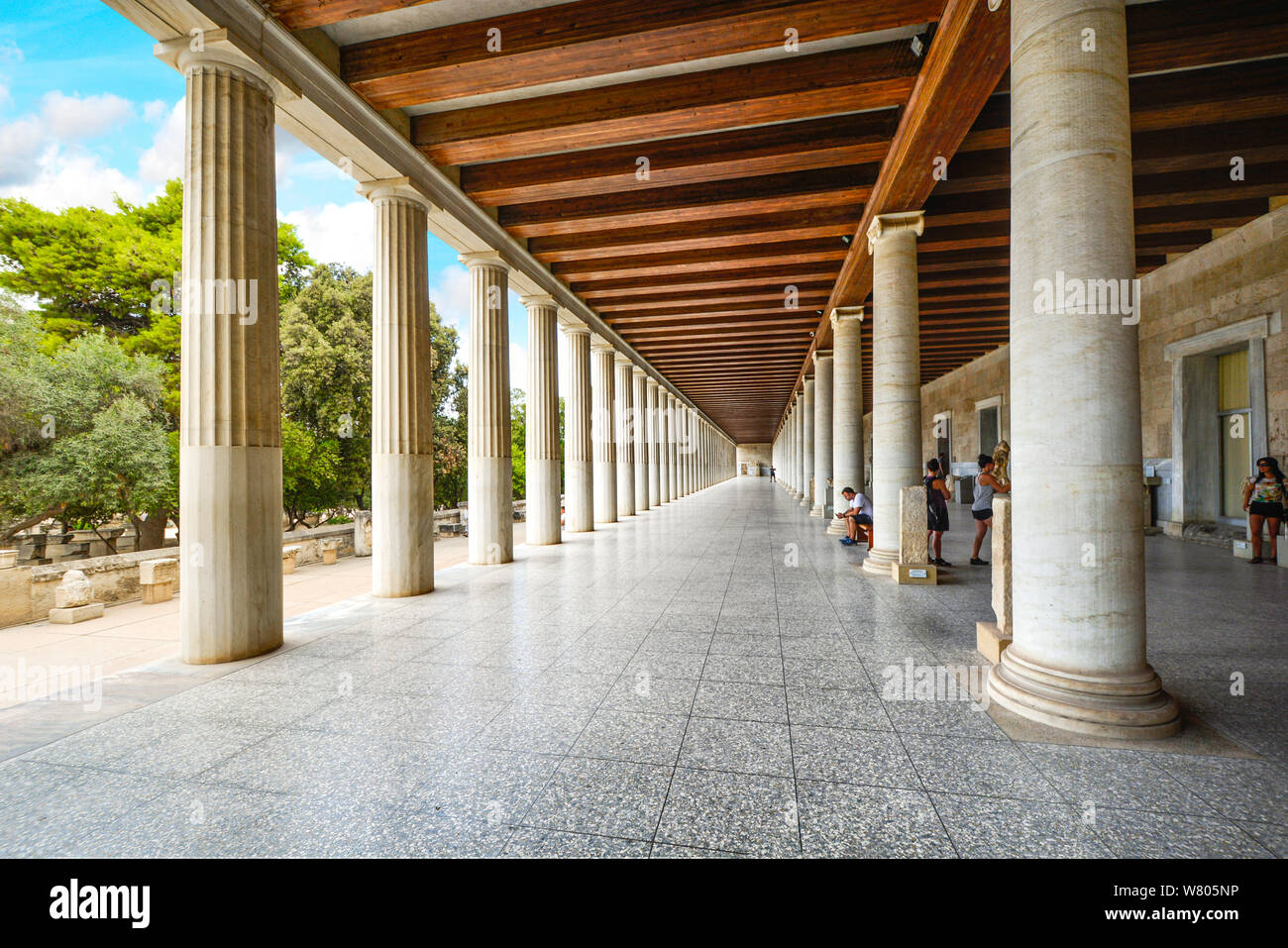 Attendre les visiteurs et vous balader dans la reconstruction historique d'un Temple grec dans le portique de la musée d'Athènes Banque D'Images