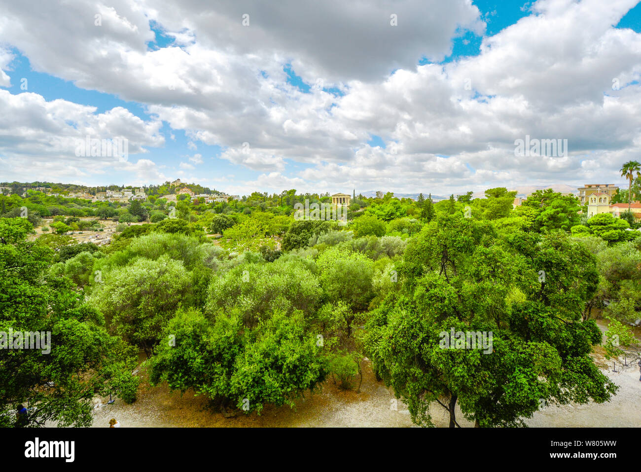 L'ancien temple grec d'Héphaïstos s'élève au-dessus des ruines et des parcs de l'ancienne agora à la base de la colline de l'Acropole à Athènes, Grèce Banque D'Images