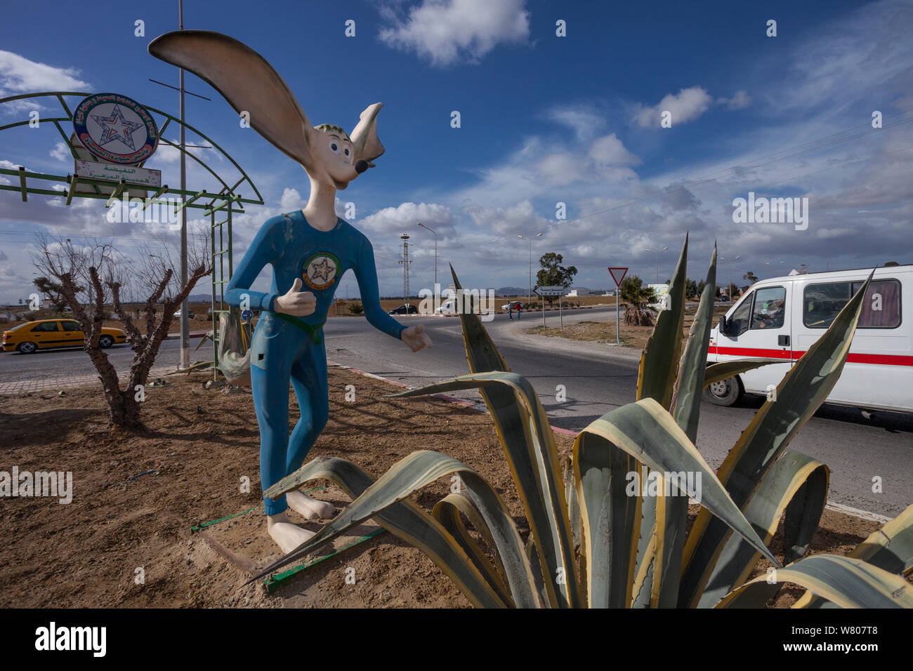 Fennec fox mascot, Labib, le symbole tunisienne pour la protection de l'environnement dans le pays depuis des années. Considéré comme un symbole de Ben Ali&# 39;s régime, Labib&# 39;s campagne a été abandonnée et l'icône vandalisés. Le Gouvernorat de Kébili, Tunisie Banque D'Images