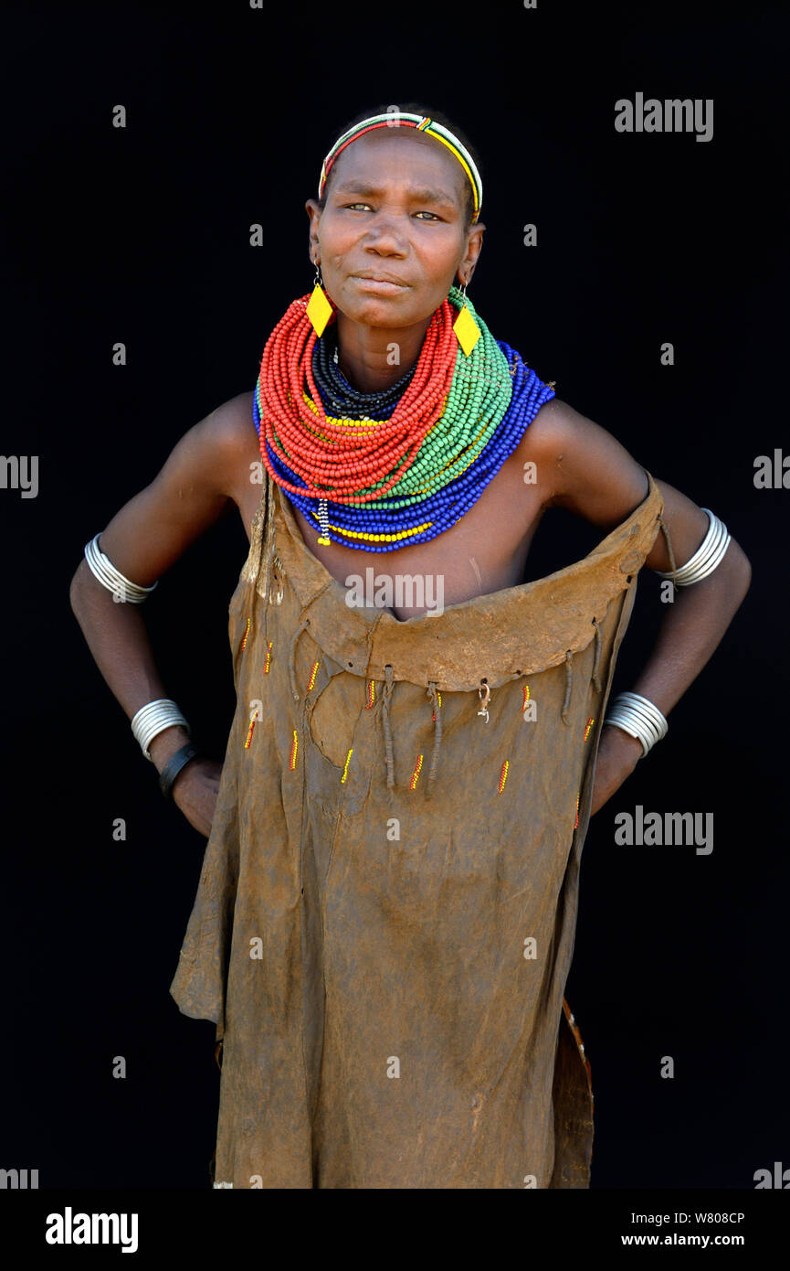 Femme de la tribu Nyangatom avec bijoux traditionnels et robe en cuir, vallée de l'Omo, en Ethiopie, en mars 2015. Banque D'Images