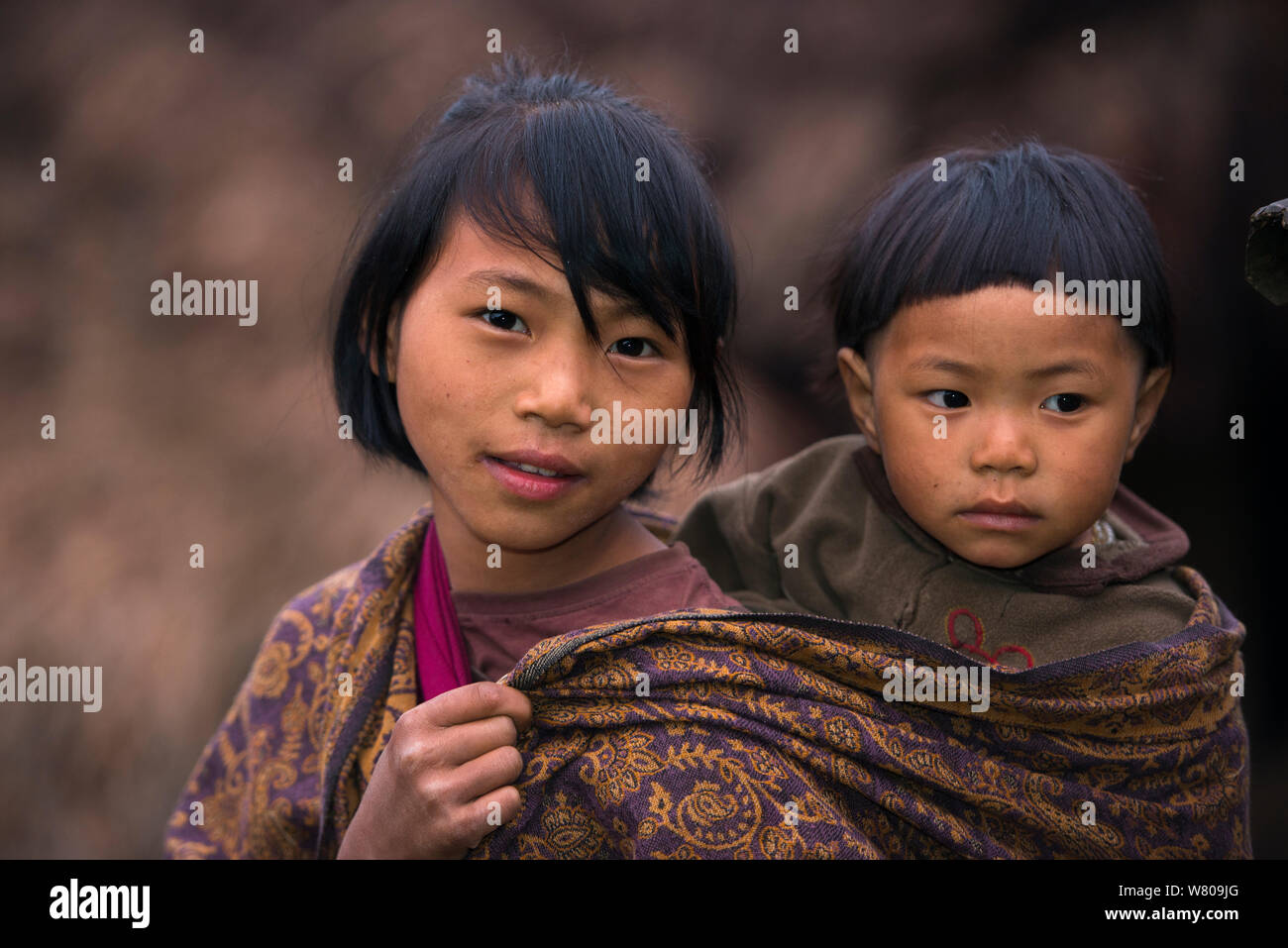 Naga Konyak fille avec bébé sur son dos, mon district, Nagaland, dans le Nord Est de l'Inde, octobre 2014. Banque D'Images
